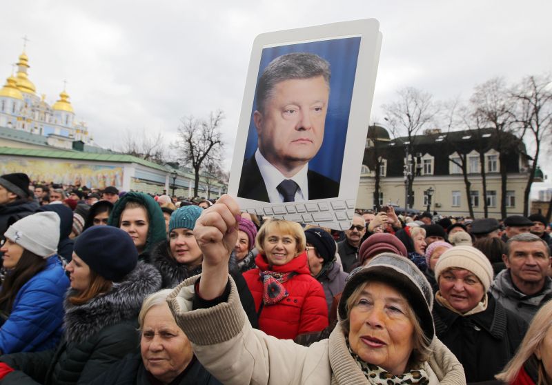 Женщина с фотографией Петра Порошенко