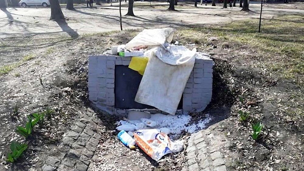Памятник бандеровцам в мусоре