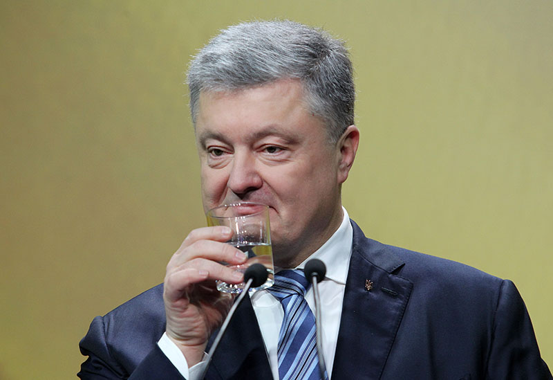 Петр Порошенко пьет воду 