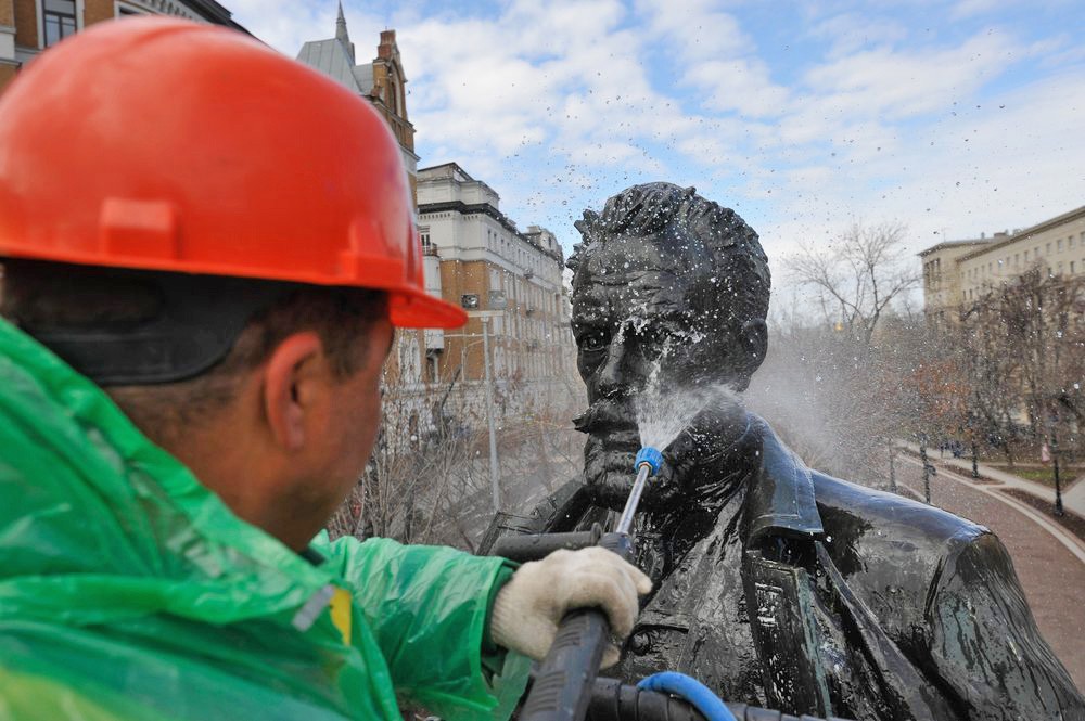 Памятник Шухову на Сретенском бульваре. Работник ЖКХ Исакиевский. Промывка памятников.