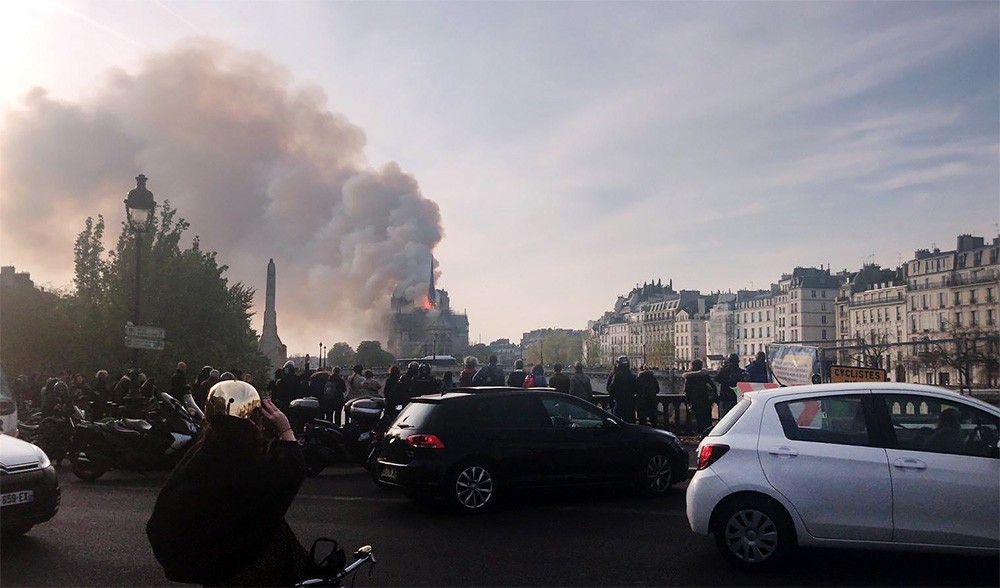 Пожар в соборе Парижской Богоматери