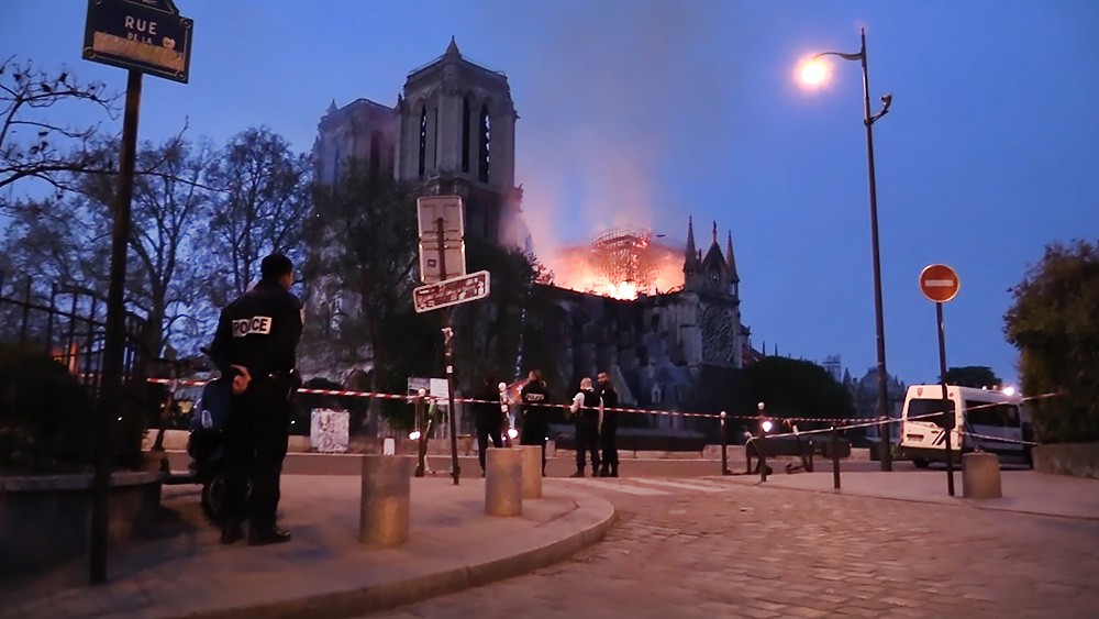 Пожар в соборе Парижской Богоматери