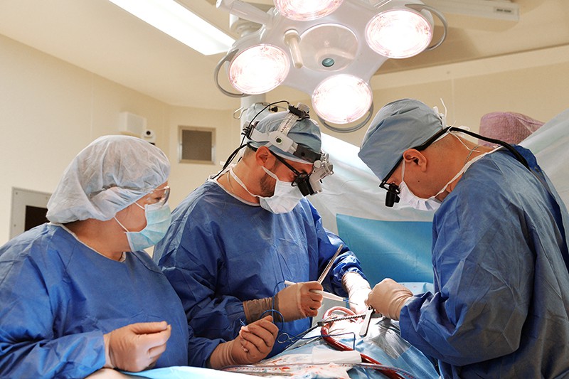 Хирурги во время операции 