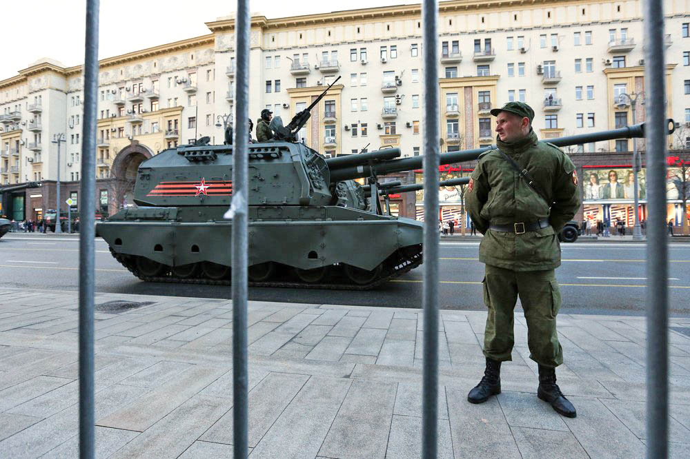 Колонна военной техники, следующая на репетицию Парада Победы