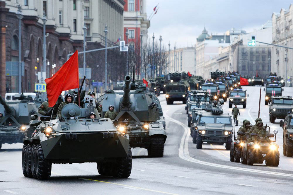 Колонна военной техники, следующая на репетицию Парада Победы