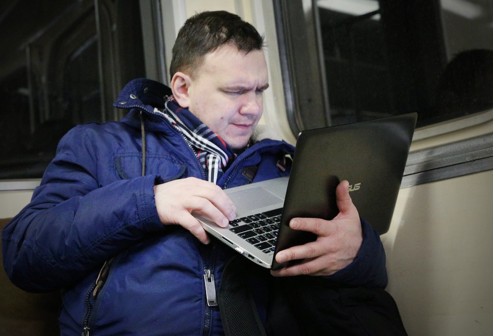 Мужчина с ноутбуком в метро