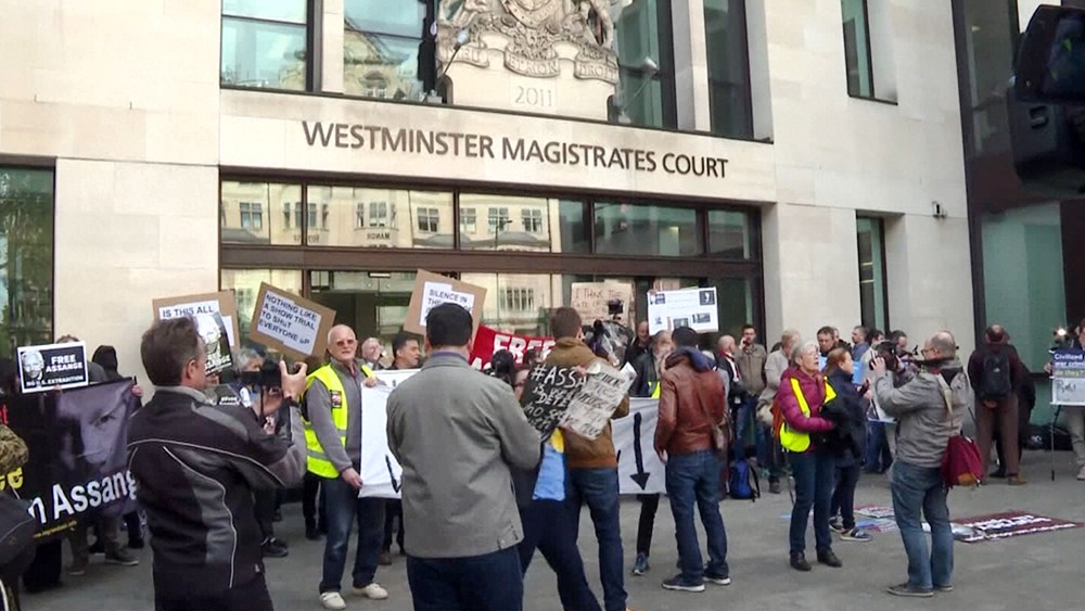 Митинг за освобождение Джулиана Ассанжа возле здания суда в Лондоне