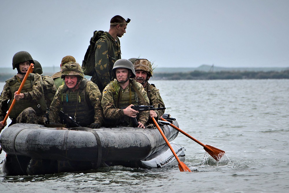 Украинские военные в лодке