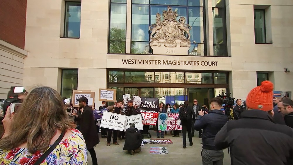 Митинг за освобождение Джулиана Ассанжа возле здания суда в Лондоне
