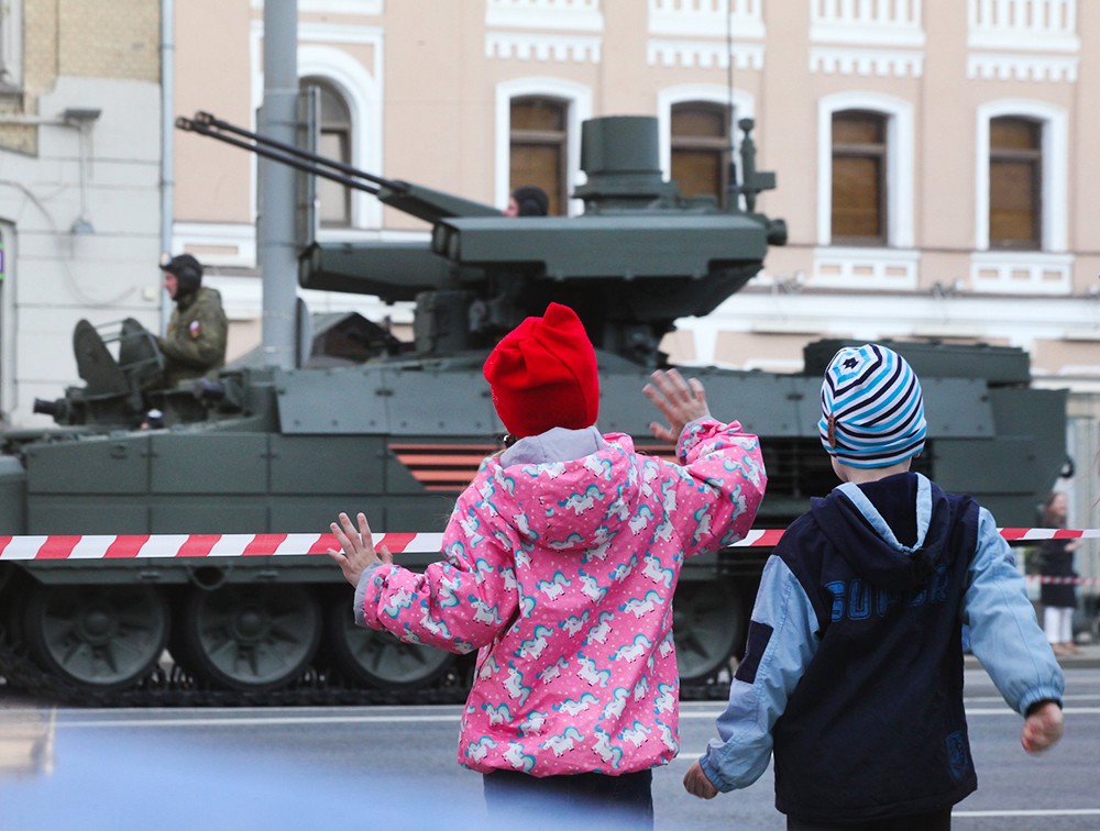 Колонна военной техники, следующая на репетицию Парада Победы