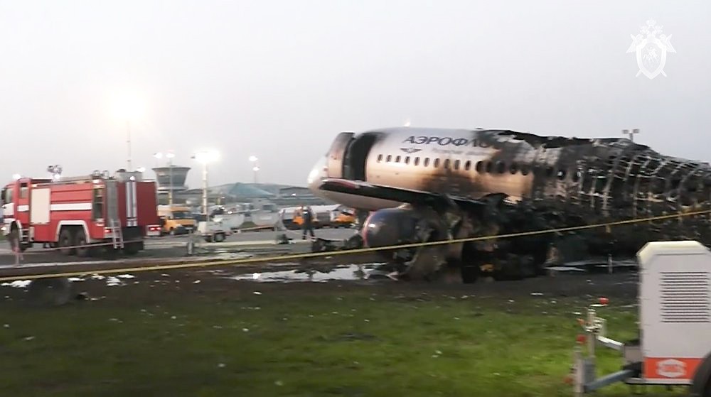 Выгоревший пассажирский самолет Superjet в Шереметьево