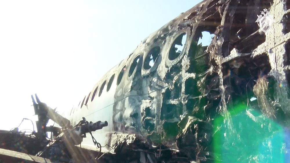 Выгоревший пассажирский самолет Superjet в Шереметьево