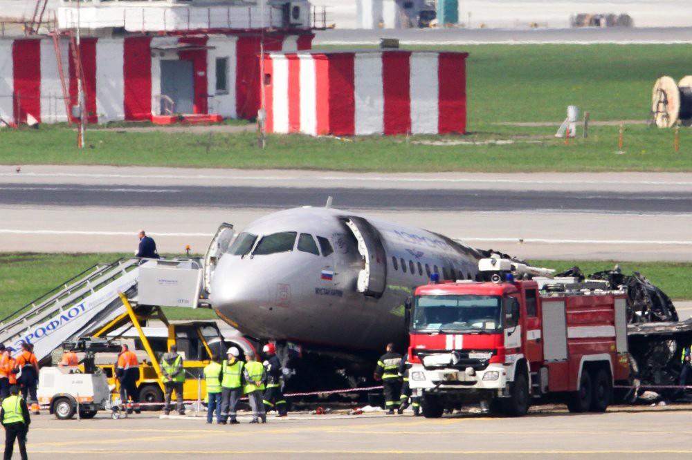 Выгоревший пассажирский самолет Superjet в Шереметьево