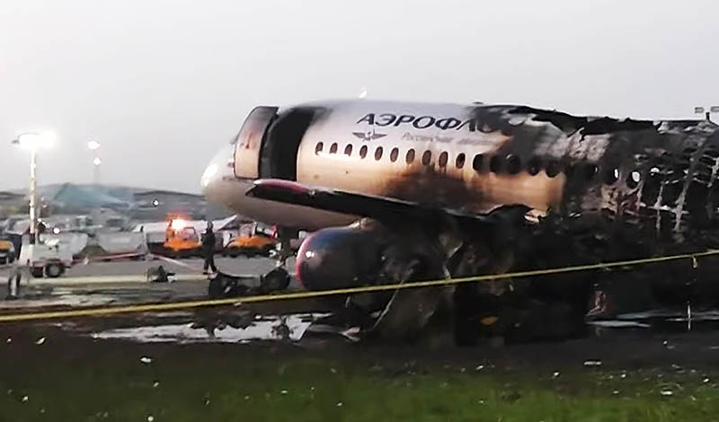 Обгоревший фюзеляж самолета компании "Аэрофлот" Sukhoi Superjet-100