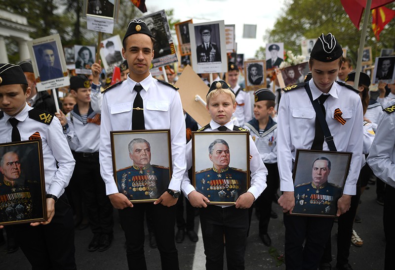Участники акции "Бессмертный полк" в Севастополе