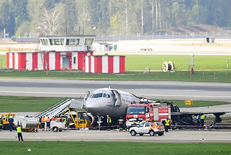 Обгоревший фюзеляж самолета компании "Аэрофлот" Sukhoi Superjet-100