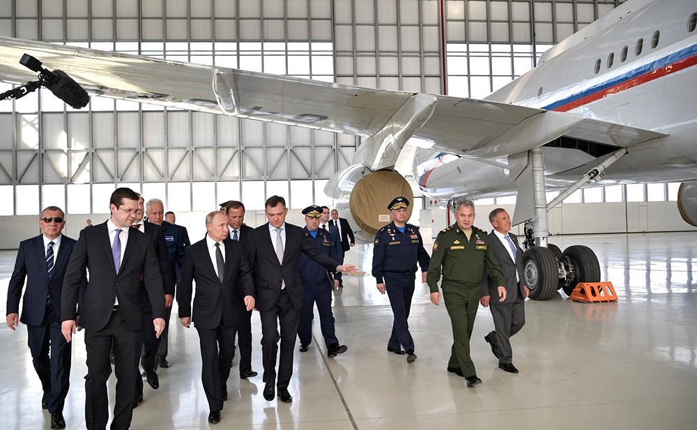 Владимир Путин во время посещения Казанского авиационного завода имени С. П. Горбунова