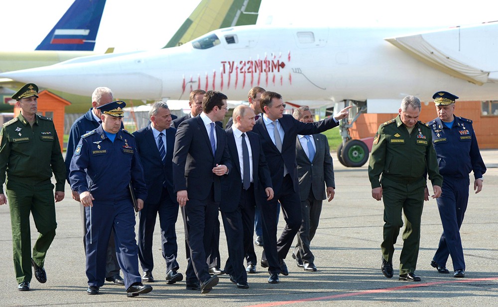 Владимир Путин во время посещения Казанского авиационного завода имени С. П. Горбунова