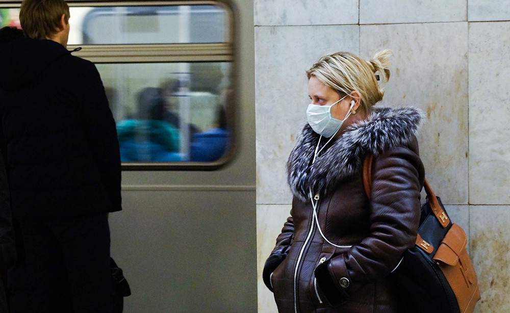 Женщина в медицинской маске в метро