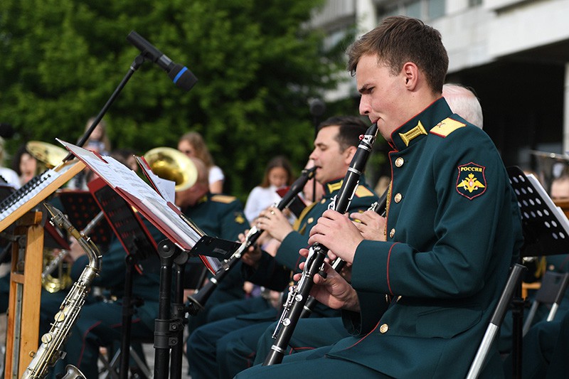 Выступления военных. Военные музыканты. Военный оркестр в парке. Московский военный оркестр. Военный оркестр Москва.