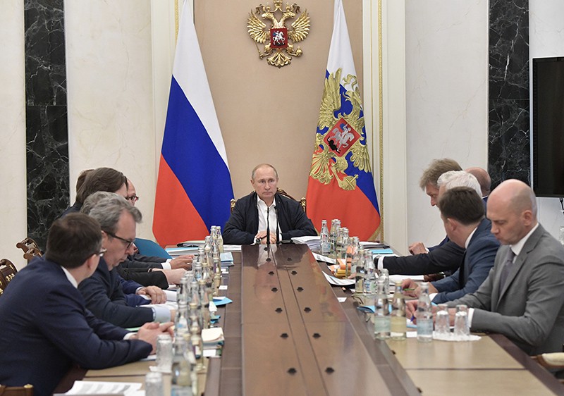 Владимир Путин проводит совещание в рамках подготовки ежегодной специальной программы "Прямая линия с Владимиром Путиным"