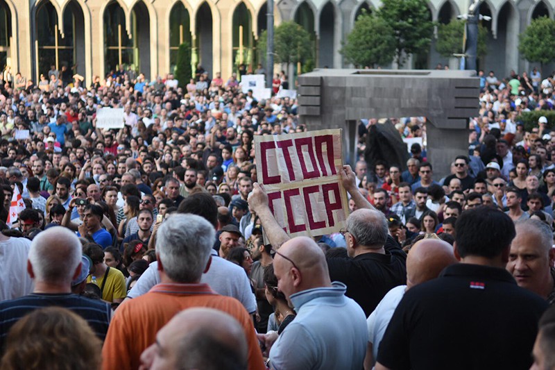 Участники акции протеста у здания парламента Грузии в Тбилиси