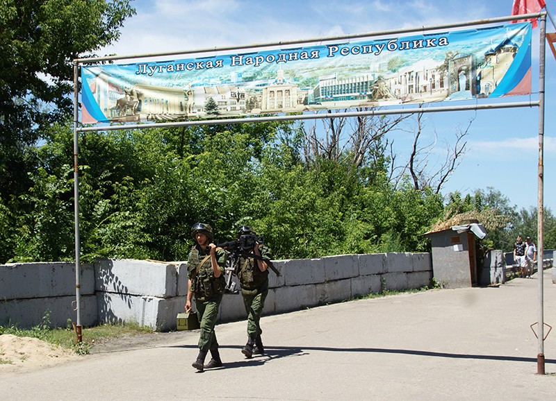 Военнослужащие ЛНР в районе пропускного пункта "Станица Луганская"