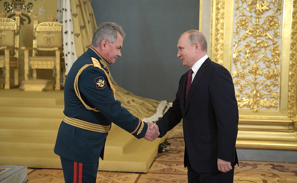 Путин награждает офицеров фото