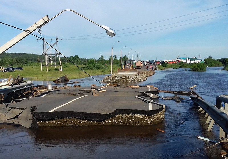 Разрушенная дорога в подтопленном городе Тулуне