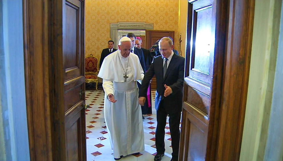 Фото путина и папы римского