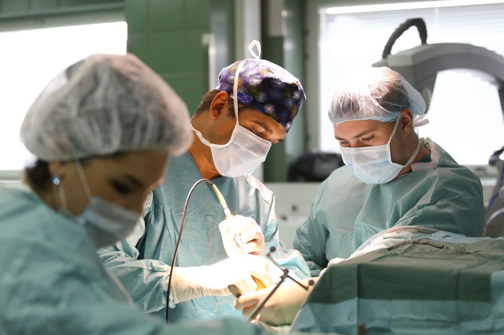 Хирурги проводя операцию