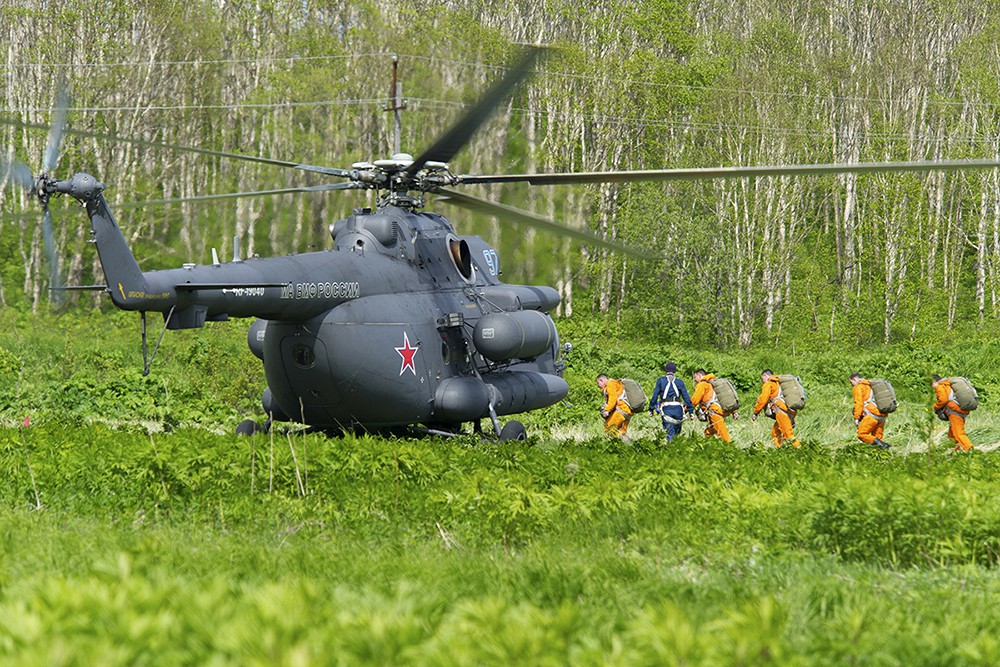 Парашютисты поднимаются на борт вертолета Ми-8