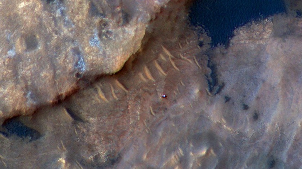 Фотография марсохода Curiosity, сделана с орбиты Марса камерой HiRISE