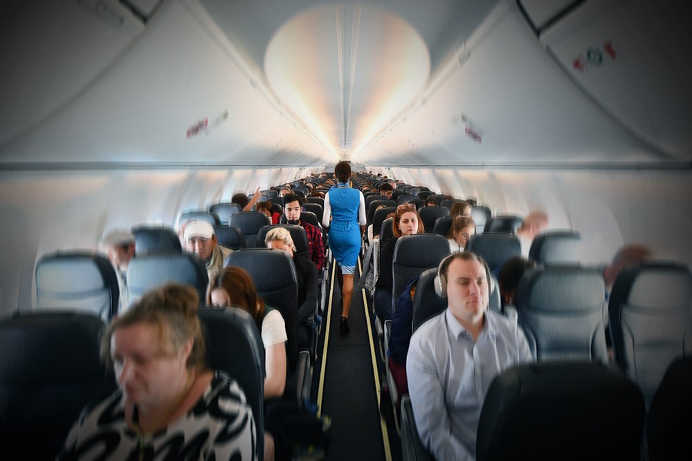 Пассажиры в салоне самолета
