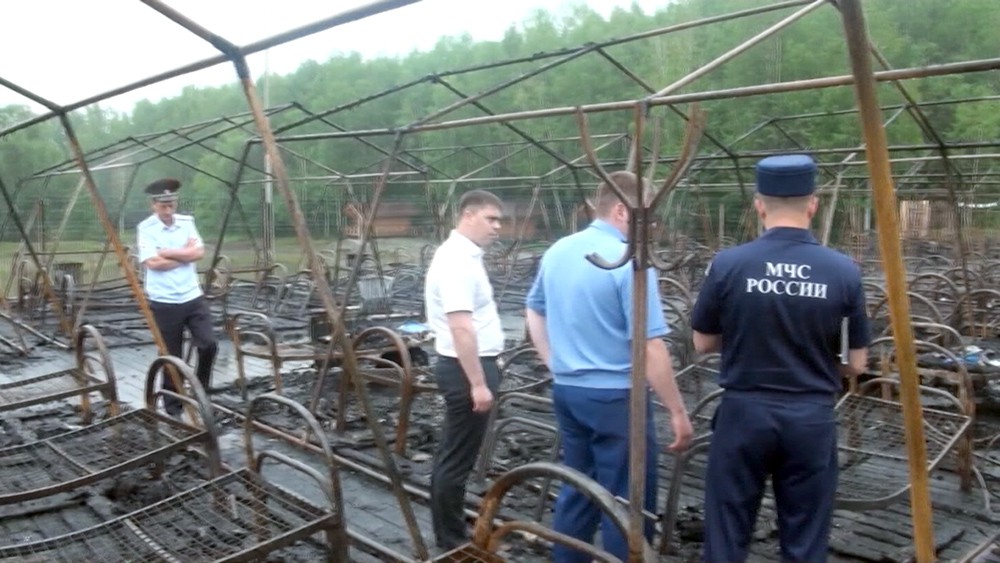 Последствия пожара в палаточном лагере туристического комплекса "Холдоми"