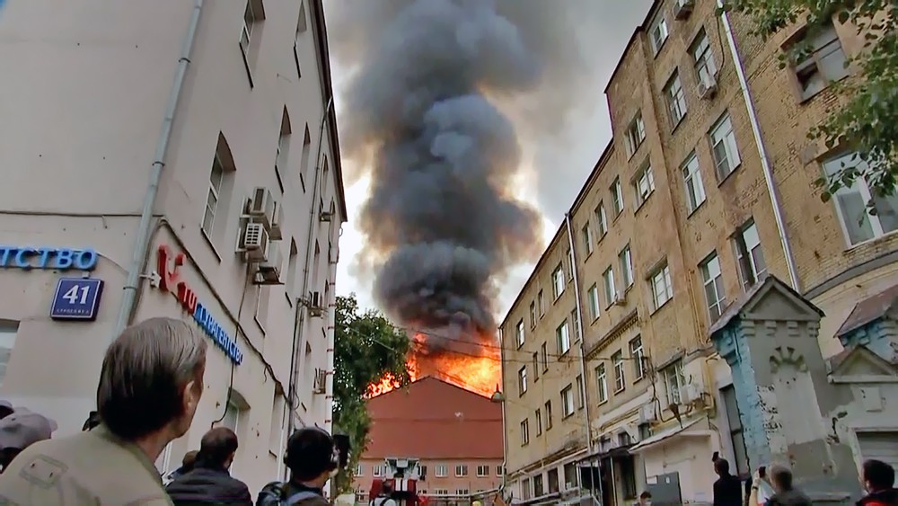 пожар в москве. пожары в россии. сгоревшее здание. пожар тверская. пожар в здании центробанка рф на неглинной в центре москвы.