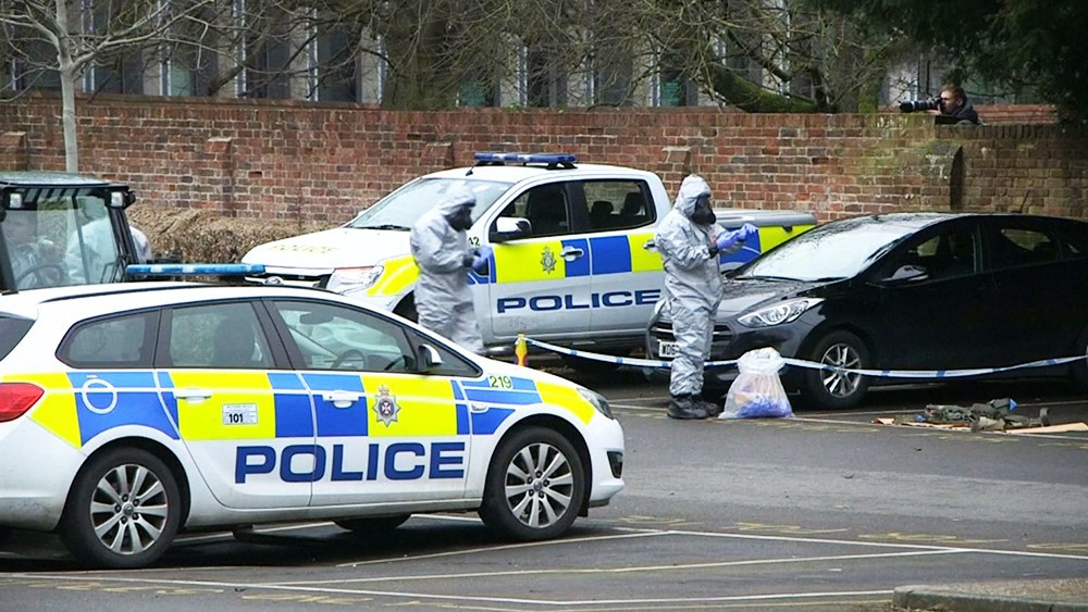 Полиция Великобритании в костюмах химзащиты