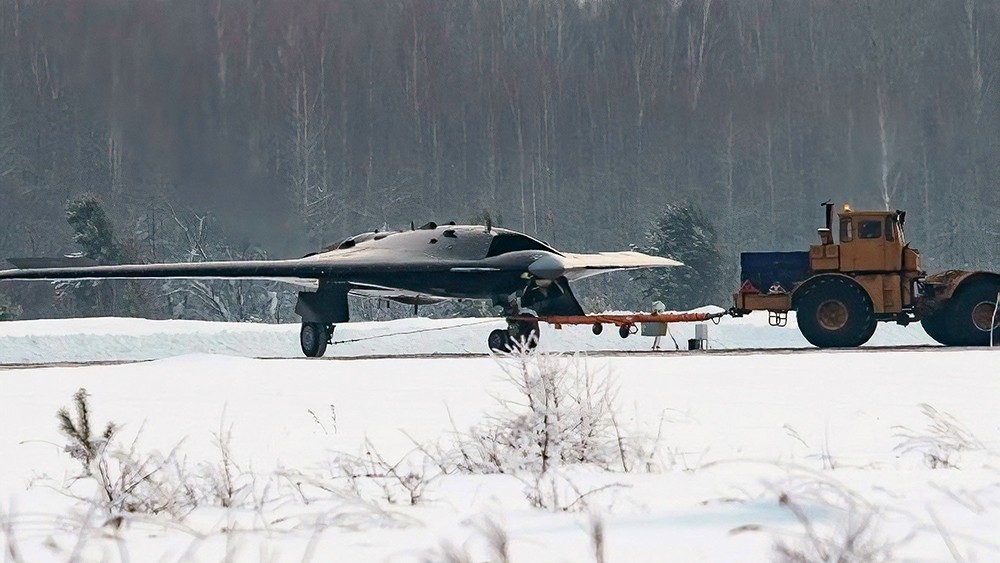 Российский беспилотник С-70 "Охотник"