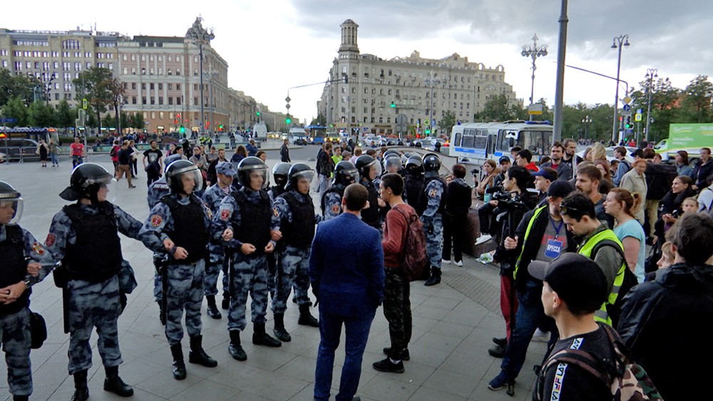 Сотрудники Росгвардии во время несанкционированного митинга в Москве