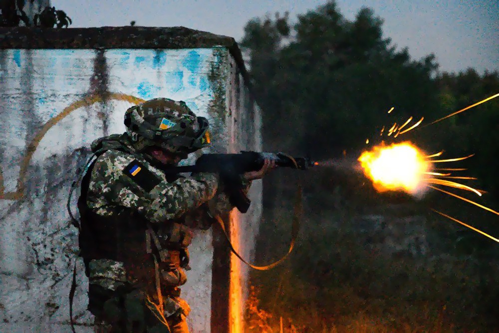 Украинские военные ведут огонь