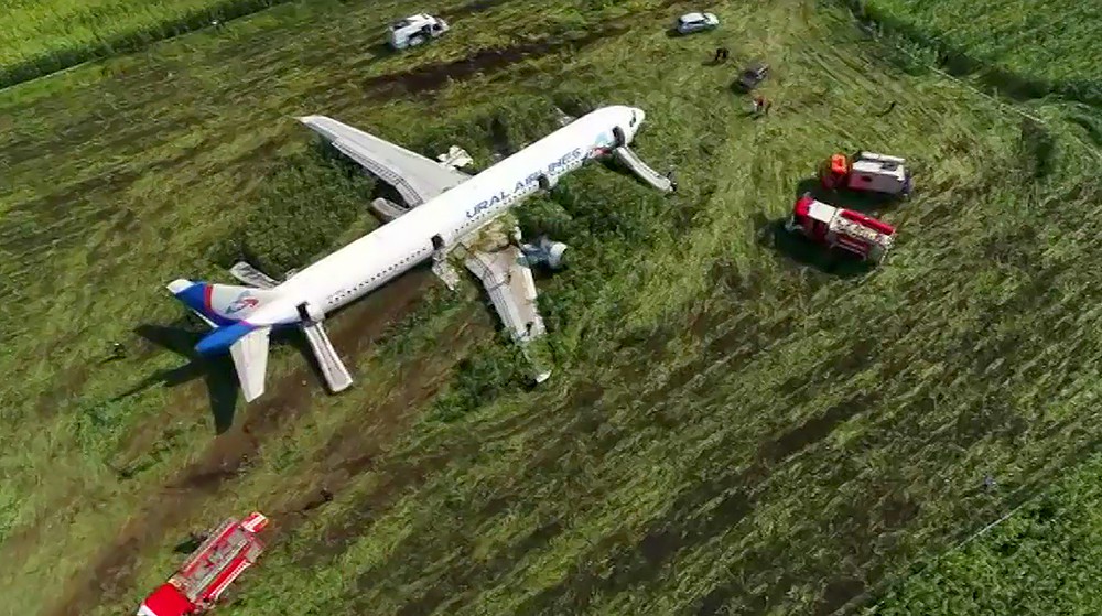 Аварийная посадка А321 в поле