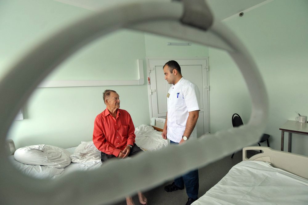 Врач осматривает пациента в больнице