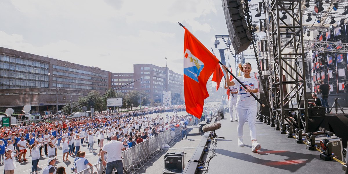 Moscow meeting. День флага России на проспекте Сахарова. Российский митинг с флагами в Москве. Люди с флагом на концерте. Флаги на концертах.