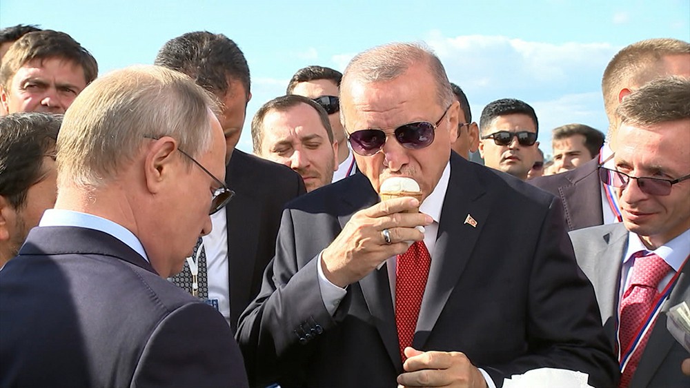 Владимир Путин и Реджеп Тайип Эрдоган едят мороженое