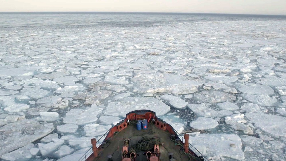 Судно в Арктике