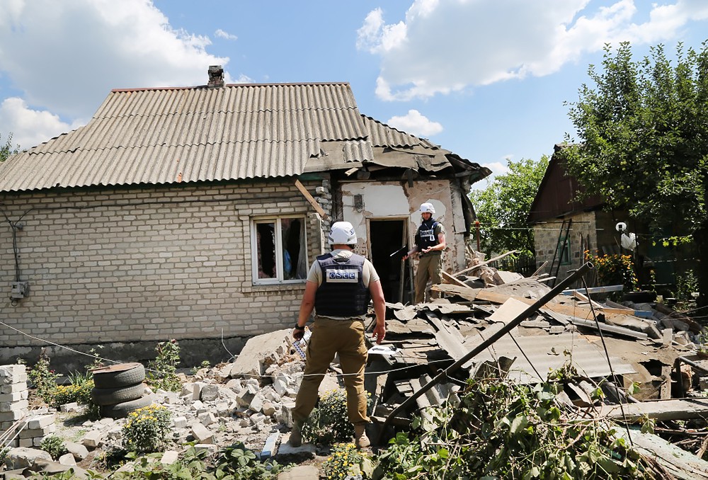 Наблюдатели ОБСЕ на месте обстрела в Донбассе 
