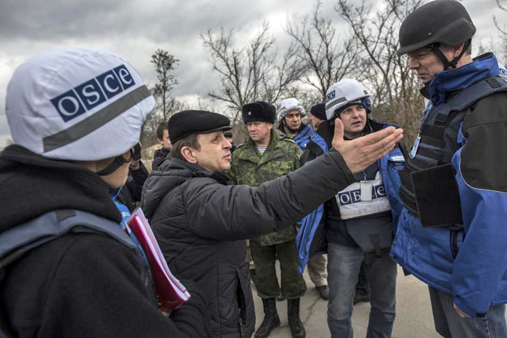 Наблюдатели ОБСЕ общаются с жителями Донбасса