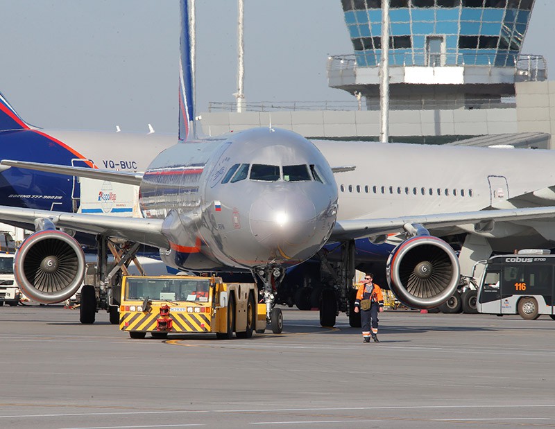 Пассажирский самолет направляется к ВПП в аэропорту "Шереметьево"