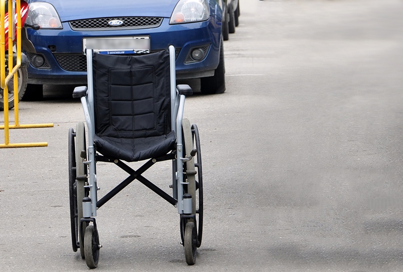 Сколько машин на инвалида. Автомобиль для инвалидов. Машина наехала на колесо коляски. Машина сбила инвалида колясочника. Инвалиды Магадан.