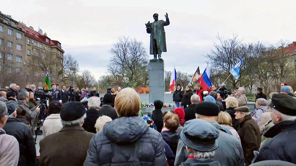 Митинг в защиту памятника маршалу Коневу в Праге
